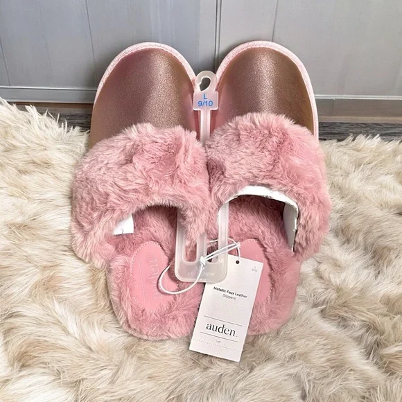 Women’s metallic Pink Fuzzy Slippers - Picture 3 of 3